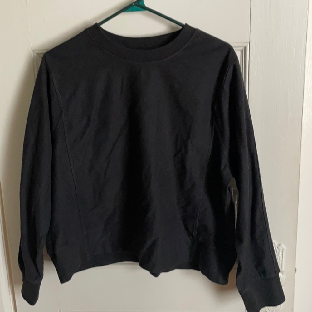 Cropped black sweatshirt